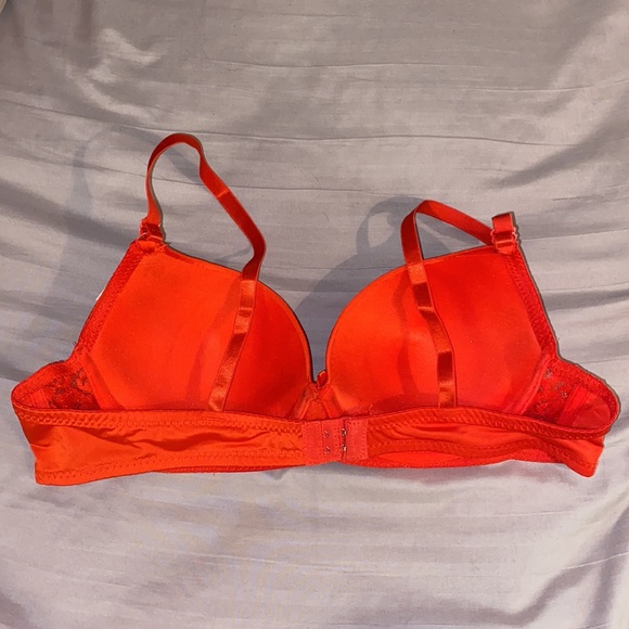 Red Bra - Picture 3 of 4